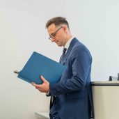 Damian Krawiec, Partner der Engelbrecht Krawiec Rechtsanwaltskanzlei, schaut sich vor einem Gerichtsprozess die Akten durch