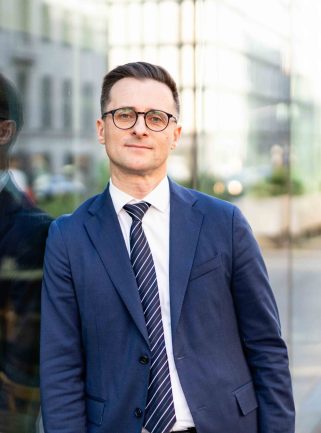 Drehtag_Kanzlei_April-183 Porträt von Rechtsanwalt Damian Krawiec, Fachanwalt für Verkehrsrecht bei Engelbrecht Krawiec Rechtsanwälte
