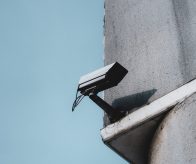 An einem Gebäudewinkel hängt eine Überwachungskamera. EKR - Engelbrecht Krawiec Rechtsanwälte - Düsseldorf