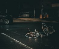 Ein Fahrrad liegt deformiert auf der Straße. Ein Auto steht am Straßenrand. Es ist ein Unfall mit Personenschäden. EKR - Engelbrecht Krawiec Rechtsanwälte - Düsseldorf
