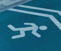 Auf einem türkisen Boden ist ein weißes Strichmännchen-Symbol zu erkennen. EKR - Engelbrecht Krawiec Rechtsanwälte - Düsseldorf