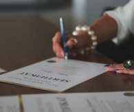 Eine Frau unterzeichnet einen Vertrag. EKR - Engelbrecht Krawiec Rechtsanwälte - Düsseldorf