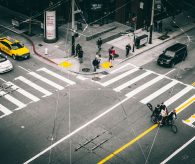 Eine große Kreuzung mit Fußgängern, Zebrastreifen. An der Ampel warten Fahrzeuge. EKR - Engelbrecht Krawiec Rechtsanwälte - Düsseldorf